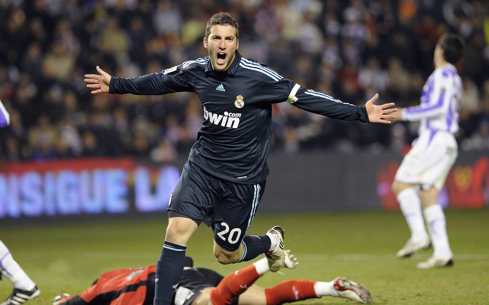 “2025世界运动会:高新体育中心武术赛场气氛紧张,选手拼劲力”